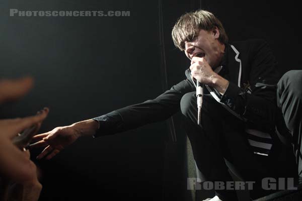 THE HIVES - 2008-04-20 - PARIS - Zenith - Per Almqvist